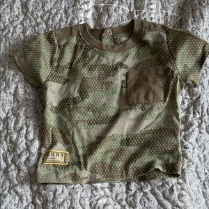 🐥3 for $15🐥DKNY Kids Camo Short Sleeve Tee in Olive Green with Chest Pocket